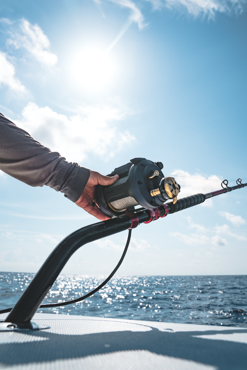 Daiwa Sea Power 1200 mounted on an offshore rod and connected by its power cable
